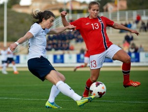 LA MANGA, SPAIN - JANUARY 17:  Karen Carney (L) of England competes for the ball with Guro Reiten of Norway during the friendly match between England and Norway at la Manga Club on January 17, 2014 in La Manga, Spain.  (Photo by Manuel Queimadelos Alonso/Getty Images)