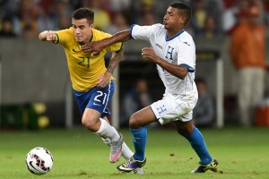PORTO ALEGRE, BRAZIL - JUNE 10:  Phillipe Coutinho (C) of Brazil and Bryan Acosta of Honduras compete for the ball during the International Friendly Match between  Brazil and Honduras at Beira Rio Stadium on June 10, 2015 in Porto Alegre, Brazil.  (Photo by Buda Mendes/Getty Images)
