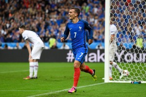 PARIS, FRANCE - JULY 03:  Antoine Griezmann of France celebrates scoring his team's fourth goal during the UEFA EURO 2016 quarter final match between France and Iceland at Stade de France on July 3, 2016 in Paris, France.  (Photo by Mike Hewitt/Getty Images)