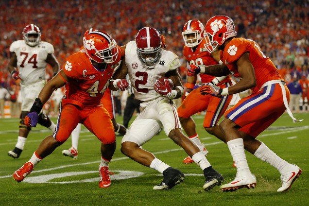 GLENDALE, AZ - JANUARY 11:  Derrick Henry #2 of the Alabama Crimson Tide runs the ball against the Clemson Tigers during the 2016 College Football Playoff National Championship Game at University of Phoenix Stadium on January 11, 2016 in Glendale, Arizona.  (Photo by Kevin C. Cox/Getty Images)