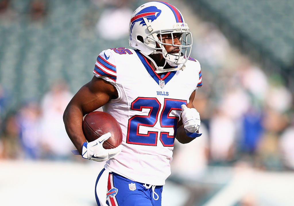PHILADELPHIA, PA - DECEMBER 13:  Running back LeSean McCoy #25 of the Buffalo Bills runs with the ball before the game against the Philadelphia Eagles at Lincoln Financial Field on December 13, 2015 in Philadelphia, Pennsylvania.  (Photo by Mitchell Leff/Getty Images)
