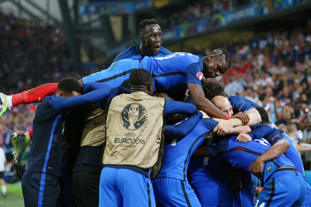 MARSEILLE, FRANCE - JUNE 15:  The France squad celebrate with Dimitri Payet of France after he scored his sides second goal during the UEFA EURO 2016 Group A match between France and Albania at Stade Velodrome on June 15, 2016 in Marseille, France.  (Photo by Alex Livesey/Getty Images)