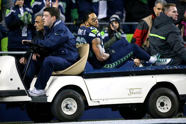 SEATTLE, WA - DECEMBER 04:  Free safety Earl Thomas #29 of the Seattle Seahawks leaves the field after getting injured against the Carolina Panthers at CenturyLink Field on December 4, 2016 in Seattle, Washington.  (Photo by Jonathan Ferrey/Getty Images)