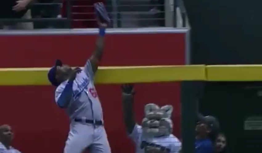Yasiel Puig made this great catch right in front of the Diamondbacks' mascot.