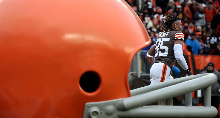 Cleveland Browns tight end David Njoku (85) takes the field before an NFL football game against the Cincinnati Bengals, Sunday, Jan. 9, 2022, in Cleveland, Ohio. [Jeff Lange/Beacon Journal]