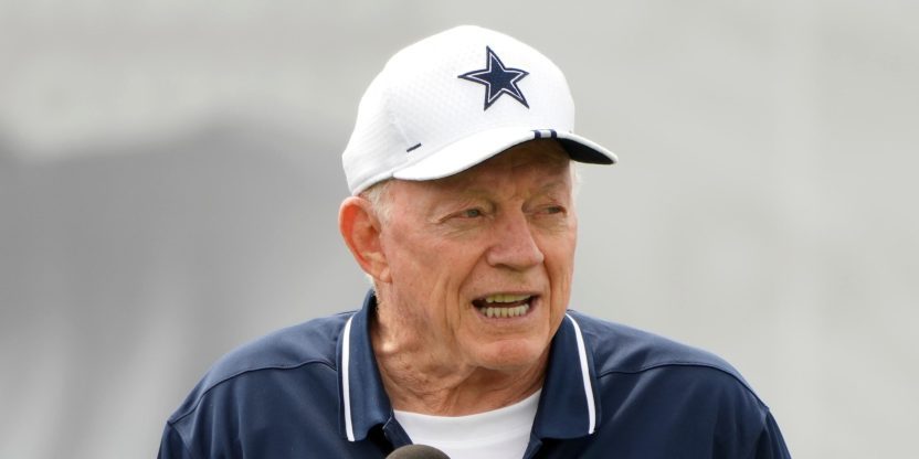 Jerry Jones avoids scary moment with Bill Clinton
