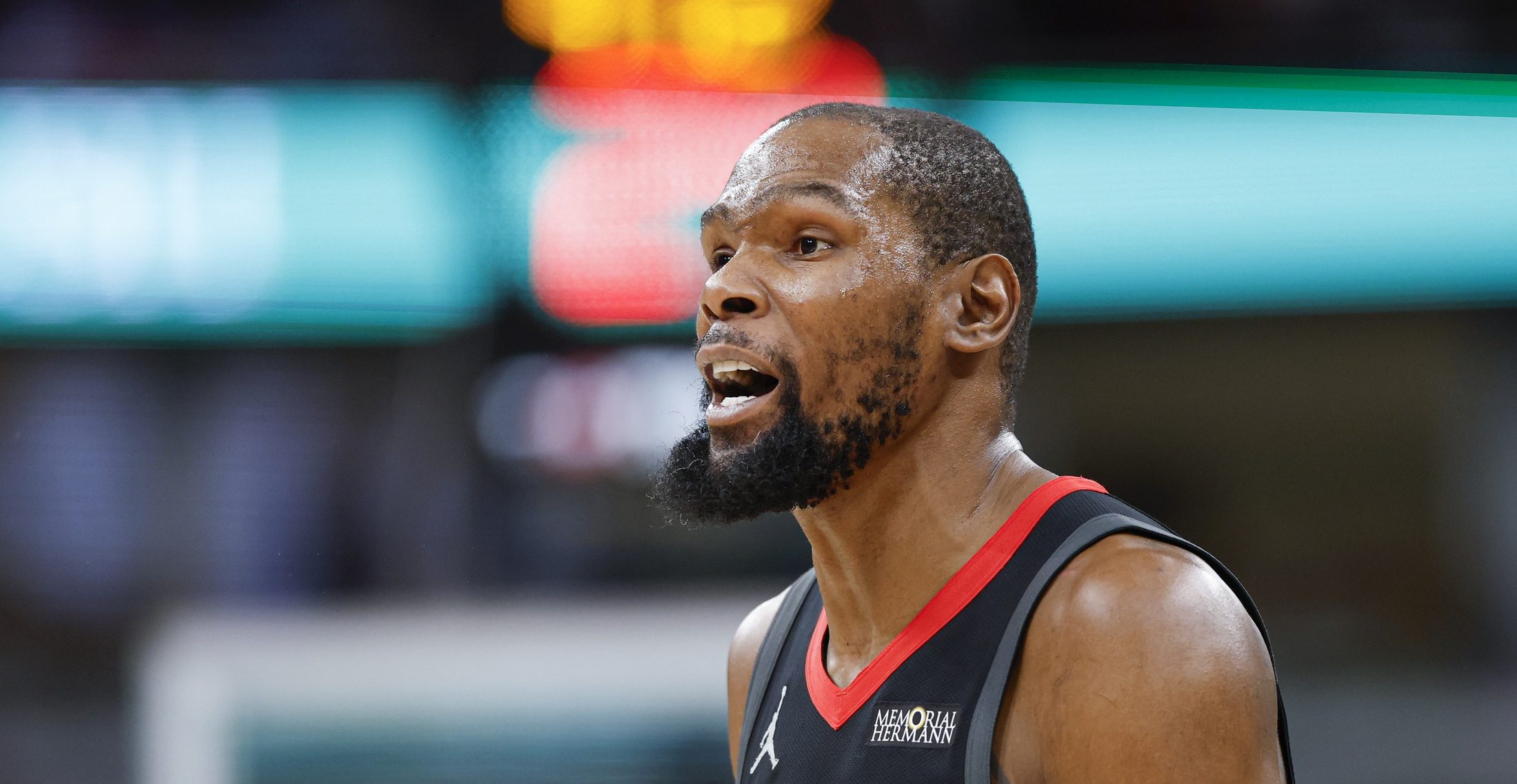 Kevin Durant caught with vulgar response to Lakers fan