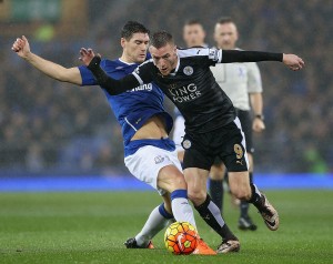 LIVERPOOL, ENGLAND - DECEMBER 19: Jamie Vardy of Leicester City and Gareth Barry of Everton compete for the ball during the Barclays Premier League match between Everton and Leicester City at Goodison Park on December 19, 2015 in Liverpool, England.  (Photo by Nigel Roddis/Getty Images)