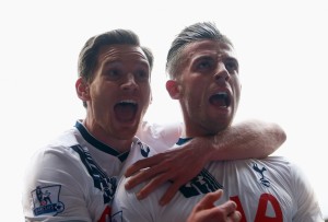 LONDON, UNITED KINGDOM - APRIL 10:  Toby Alderweireld of Tottenham Hotspur (R) with Jan Vertonghen celebrates as he scores their second goal during the Barclays Premier League match between Tottenham Hotspur and Manchester United at White Hart Lane on April 10, 2016 in London, England.  (Photo by Julian Finney/Getty Images)