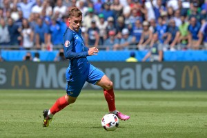 LYON, FRANCE - JUNE 26:  Antoine Griezmann of France runs with the ball during the UEFA Euro 2016 round of 16 match between France and the Republic of Ireland at Stade des Lumieres on June 26, 2016 in Lyon, France.  (Photo by Aurelien Meunier/Getty Images )