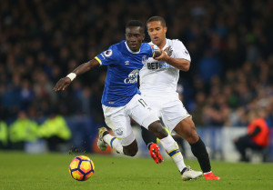 LIVERPOOL, ENGLAND - NOVEMBER 19:  Idrissa Gueye of Everton (L) and Wayne Routledge of Swansea City (R) battle for possession during the Premier League match between Everton and Swansea City at Goodison Park on November 19, 2016 in Liverpool, England.  (Photo by Alex Livesey/Getty Images)