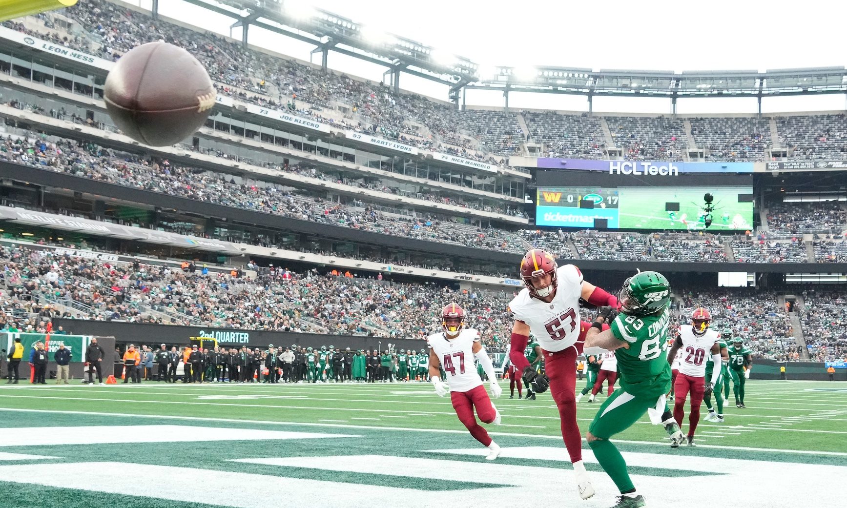 New York Jets tight end Tyler Conklin (83) can’t complete a TD pass against the Washington Commanders in the first half at MetLife Stadium.