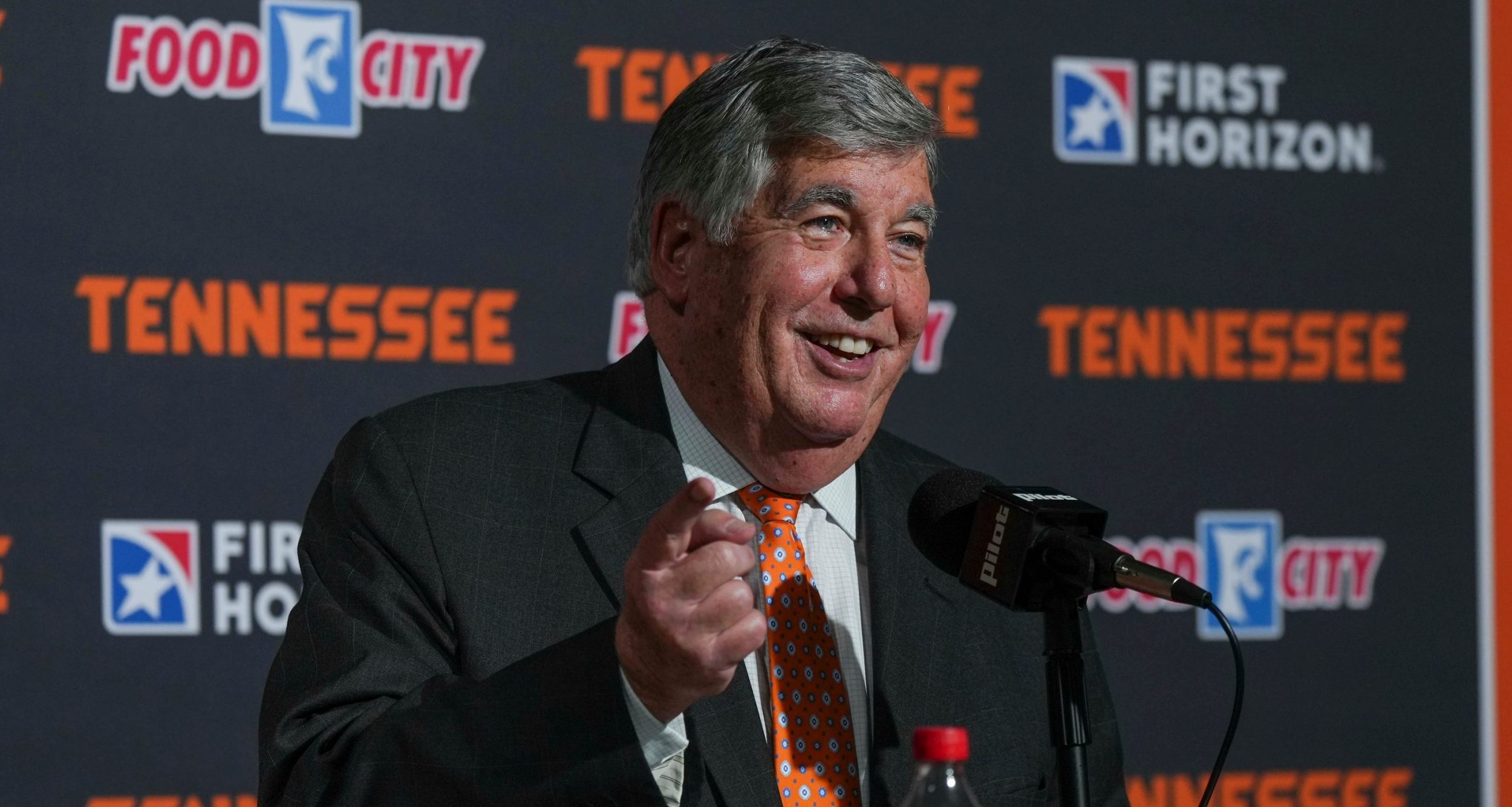 Longtime Tennessee Volunteers radio announcer Bob Kesling retiring following basketball’s season