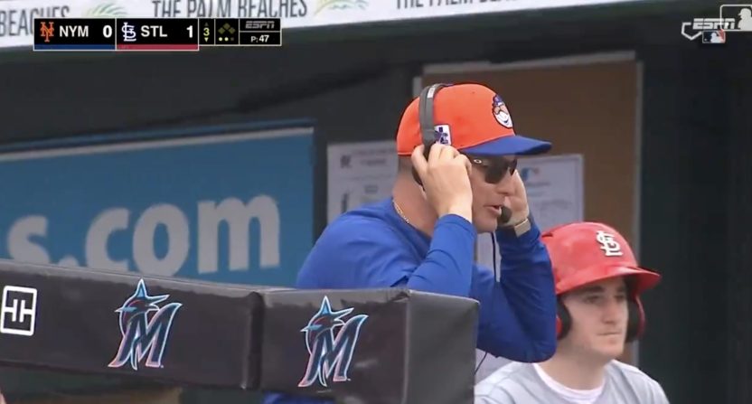 Mets manager Carlos Mendoza made pitching change during in-game interview