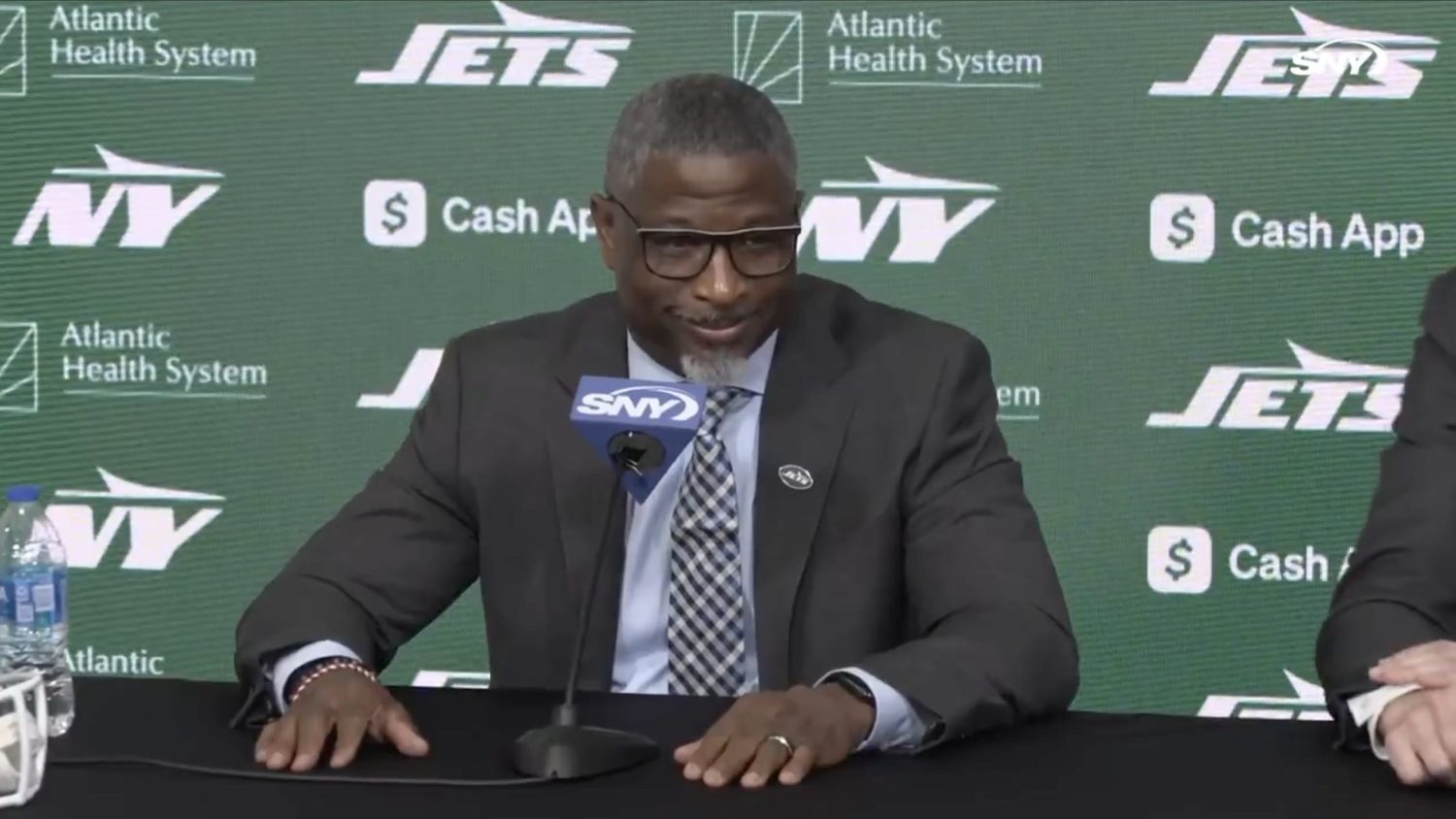 Jets head coach Aaron Glenn addresses Aaron Rodgers drama