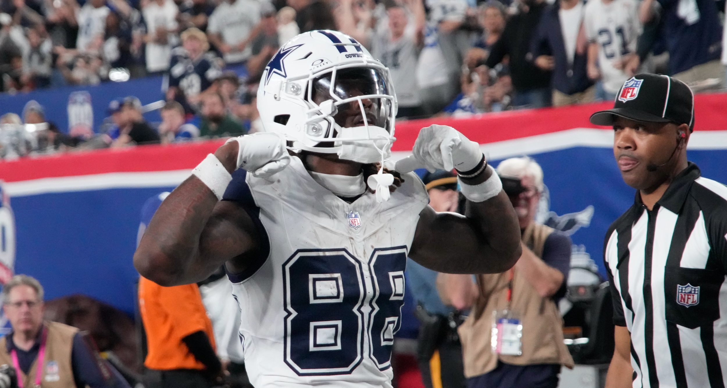 Sep 26, 2024; East Rutherford, New Jersey, USA; Dallas Cowboys wide receiver CeeDee Lamb (88) celebrates after a a touchdown against the Giants in the first half at MetLife Stadium.