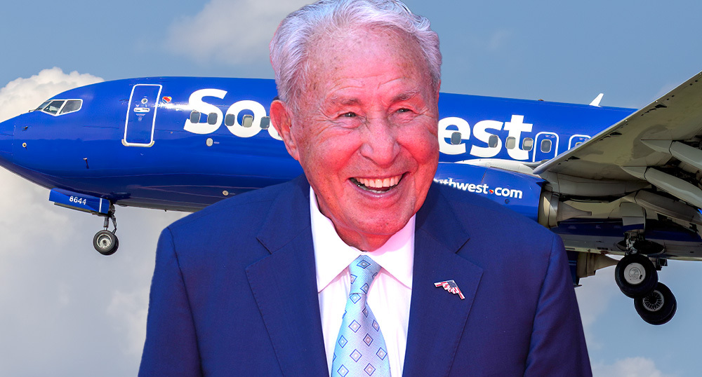 Lee Corso honored by Southwest gate agent en route to final game