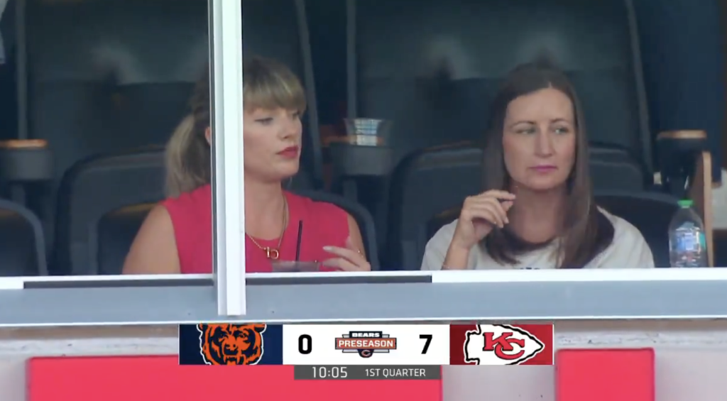 Bears preseason telecast fascinated by Taylor Swift doppelganger