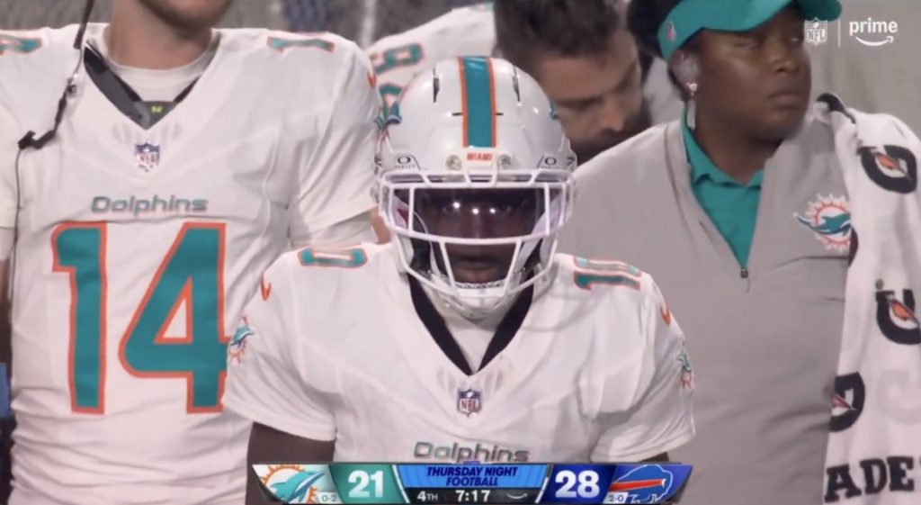 Amazon’s ‘Thursday Night Football’ broadcast awkwardly addressed Tyreek Hill’s off-field issues