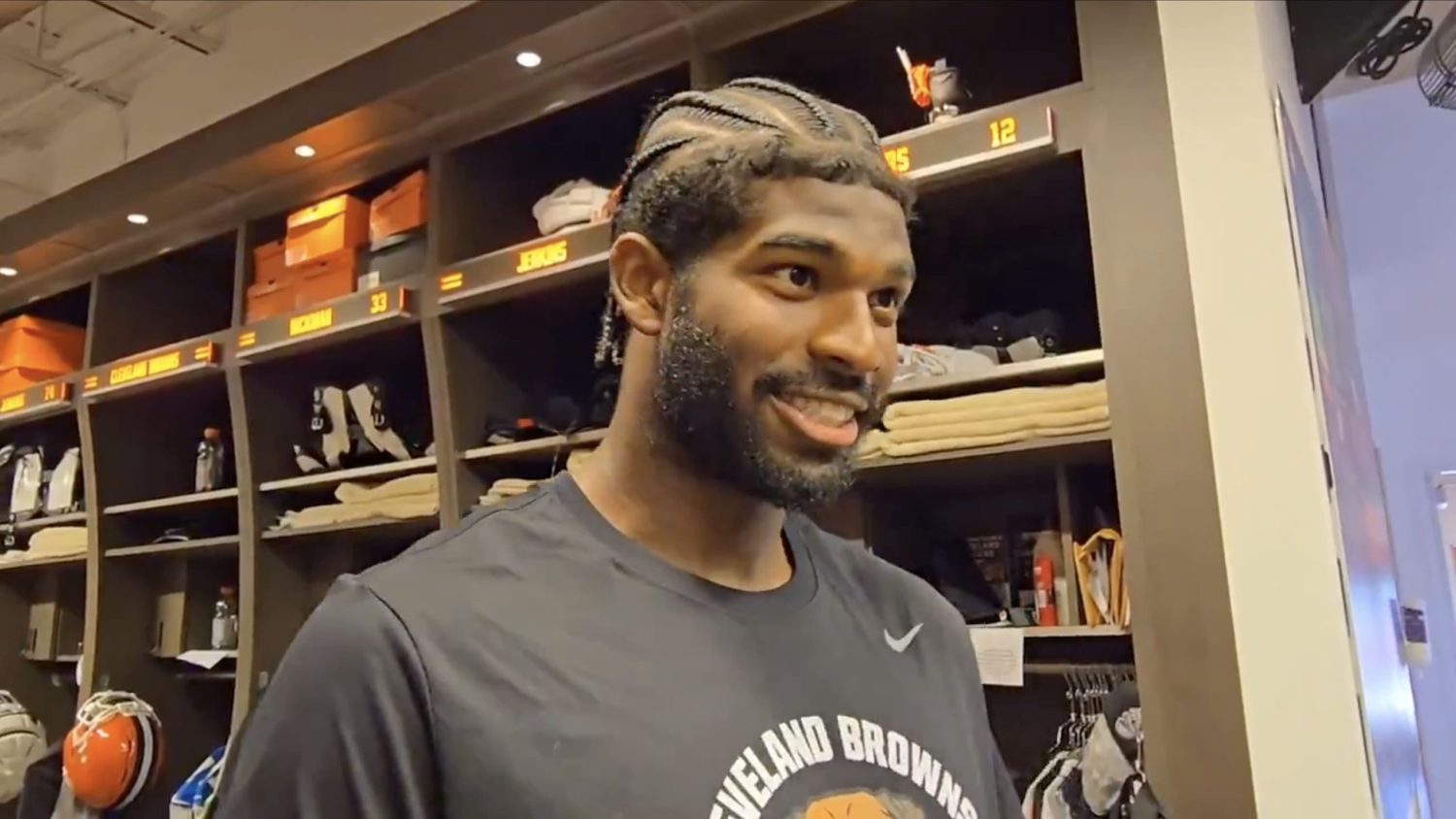 Shedeur Sanders mimes response to Cleveland Browns quarterback switch