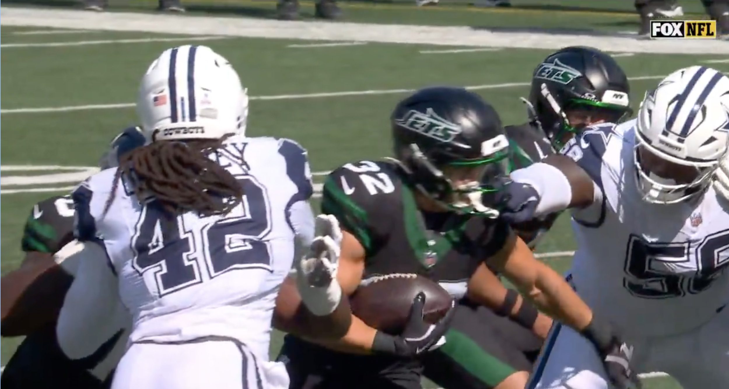 Greg Olsen calls out officials for missing obvious Jets facemask penalty