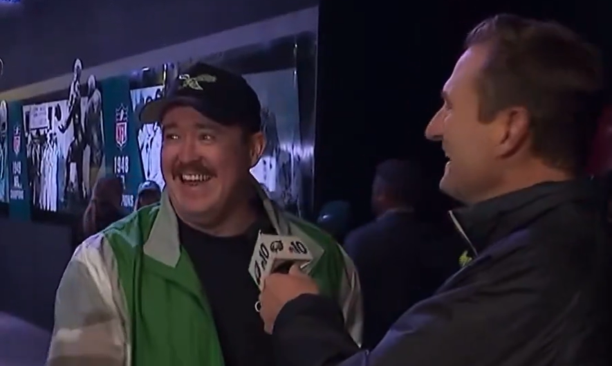 Shane Gillis crashes Dallas Goedert’s postgame interview