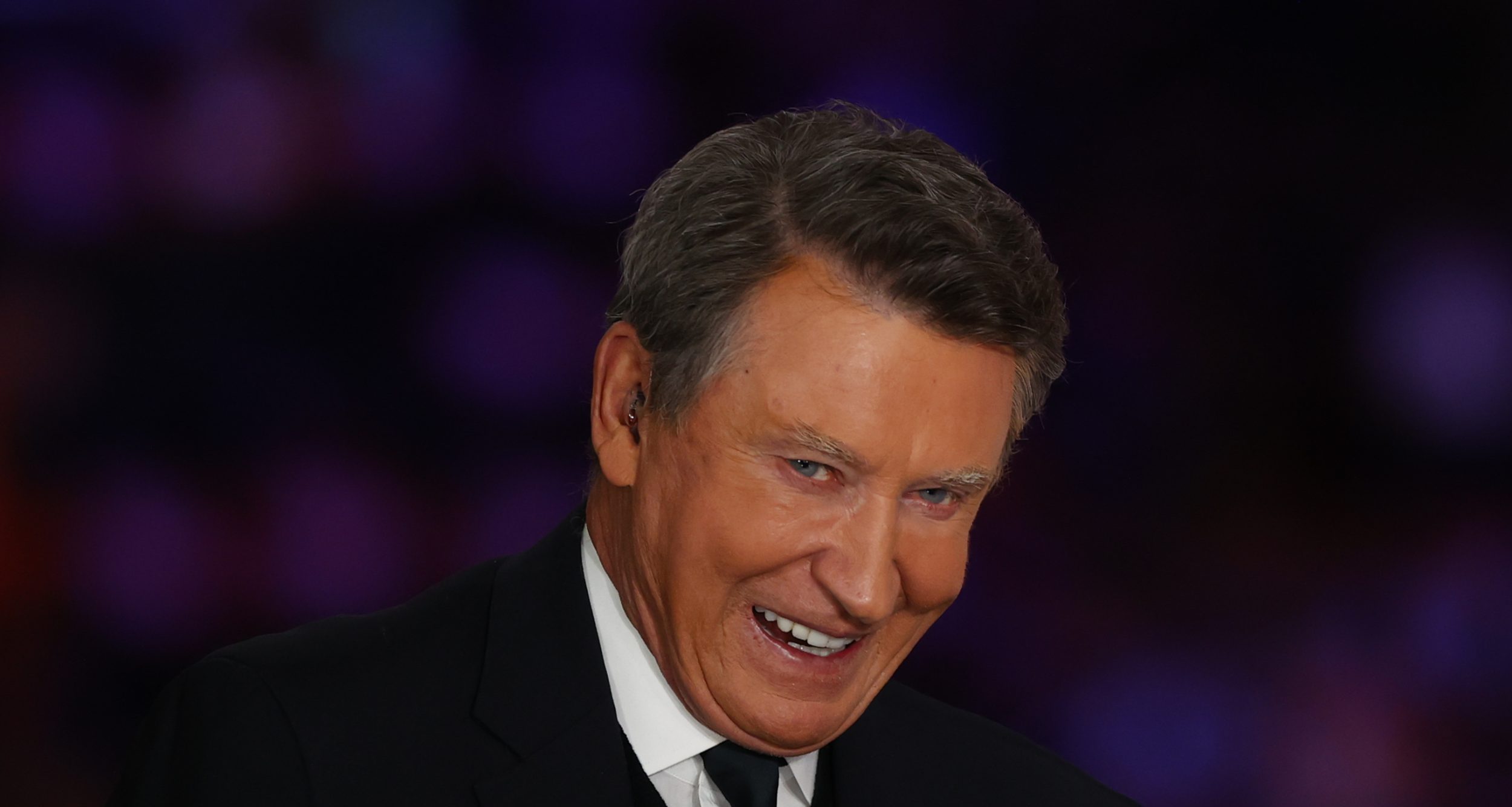 Wayne Gretzky renews contract with TNT Sports for NHL coverage
