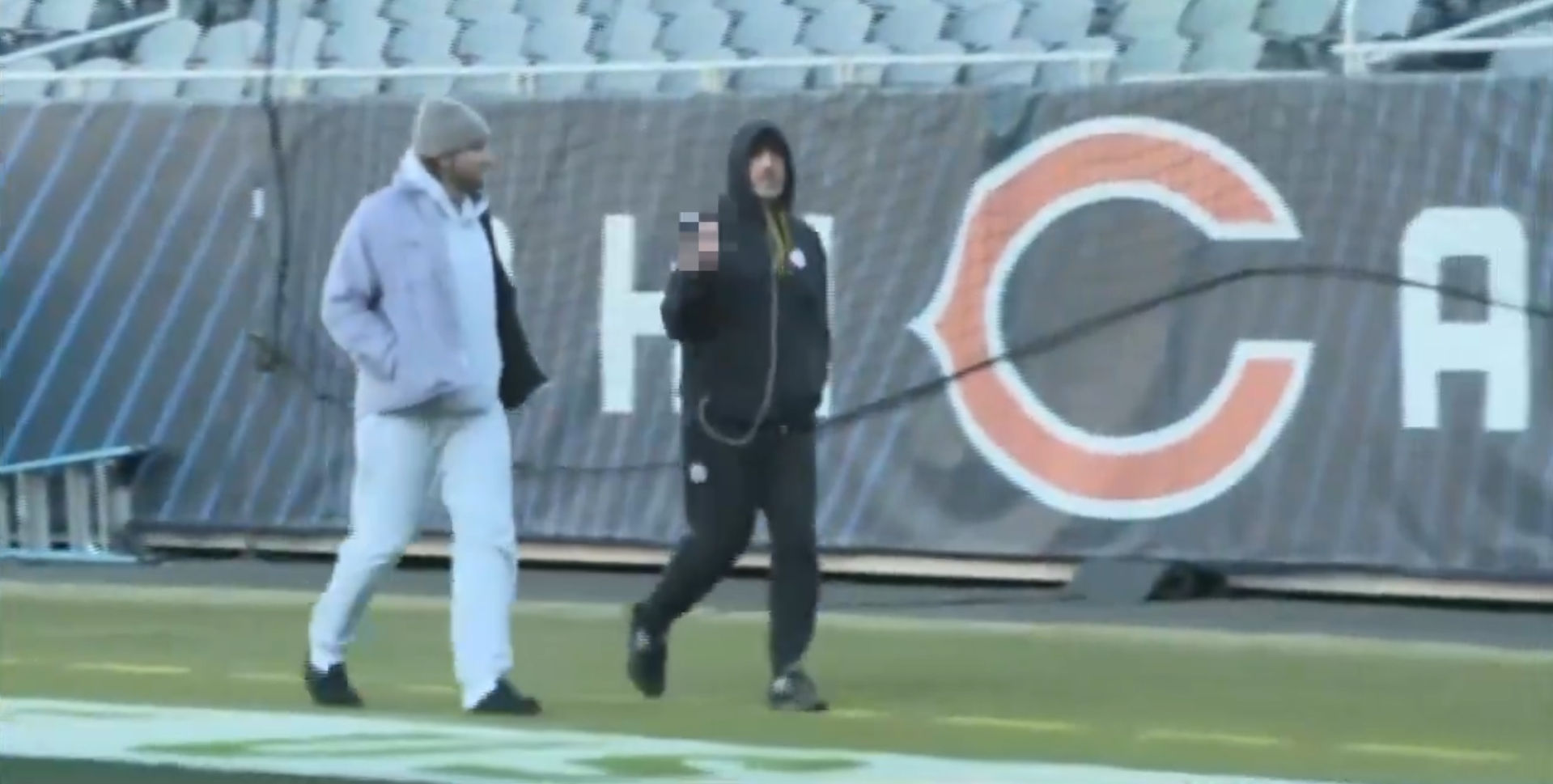 Aaron Rodgers flips ESPN camera the bird