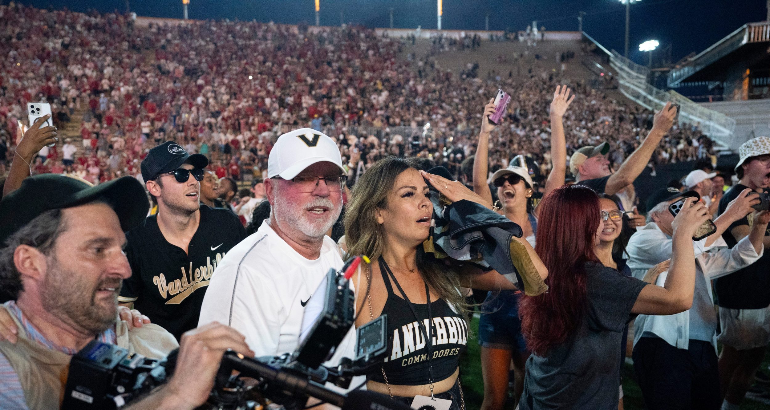 Joey Galloway questions ESPN’s frequent cutaways to Diego Pavia’s mom