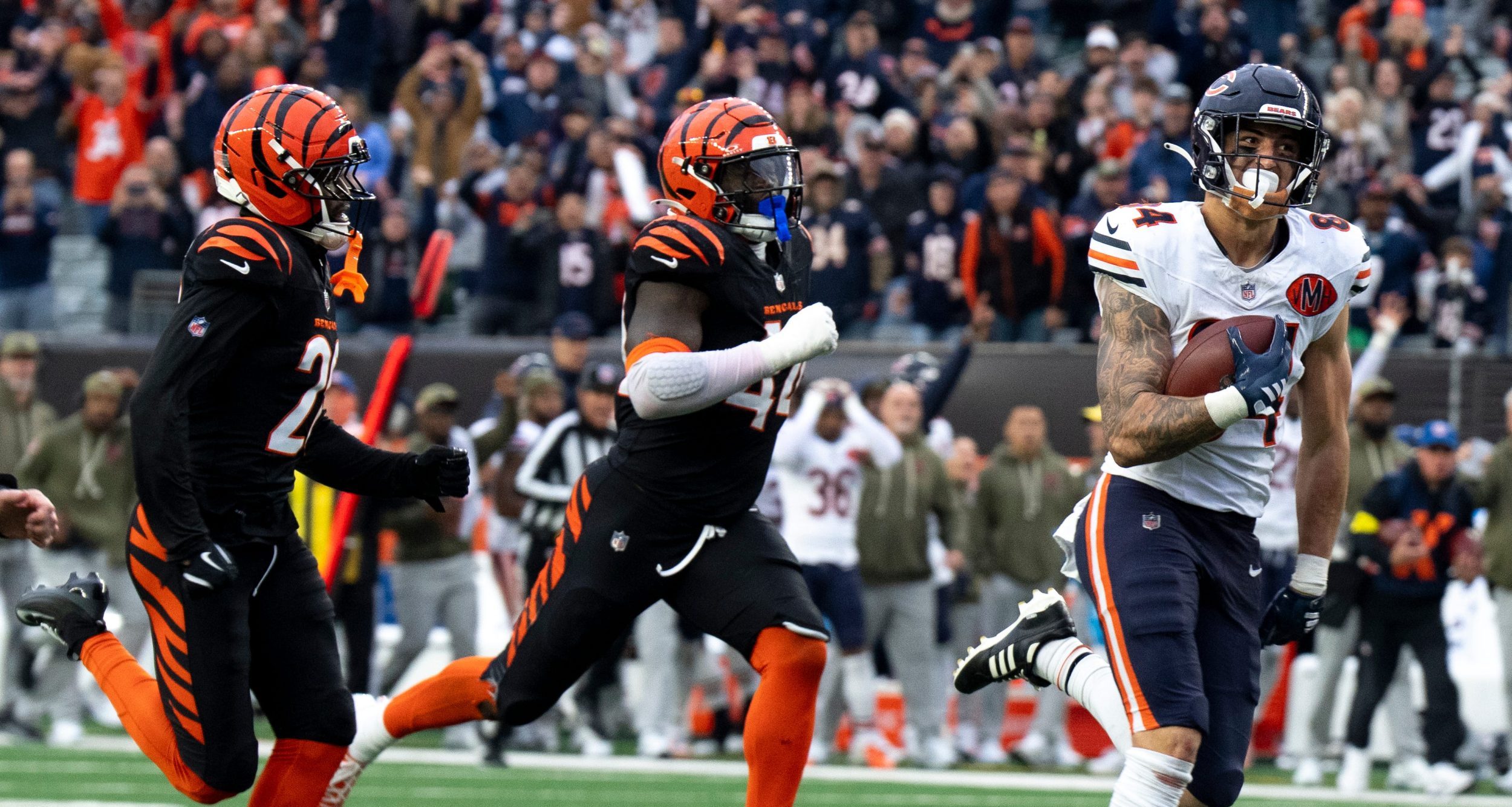 Multiple Bengals defenders laugh off interview requests after loss to Bears