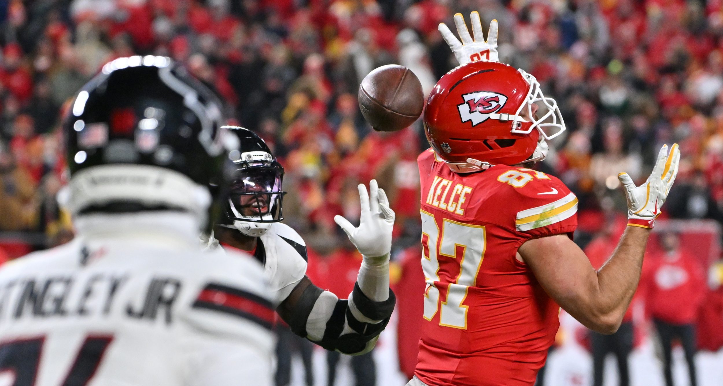 Travis Kelce declines to speak with media following brutal drop