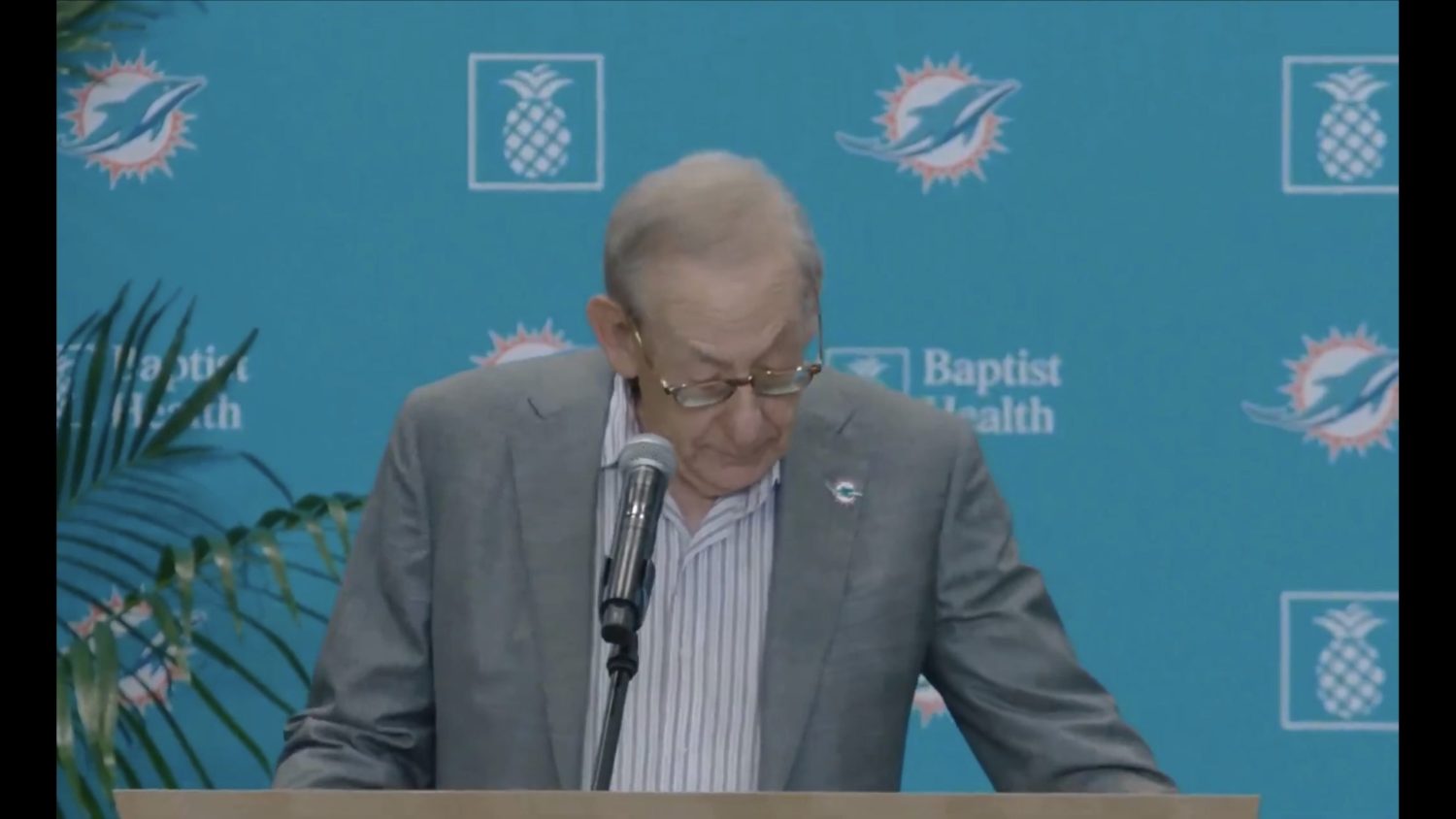 Dolphins owner Stephen Ross appears to forget new head coach’s name while introducing him