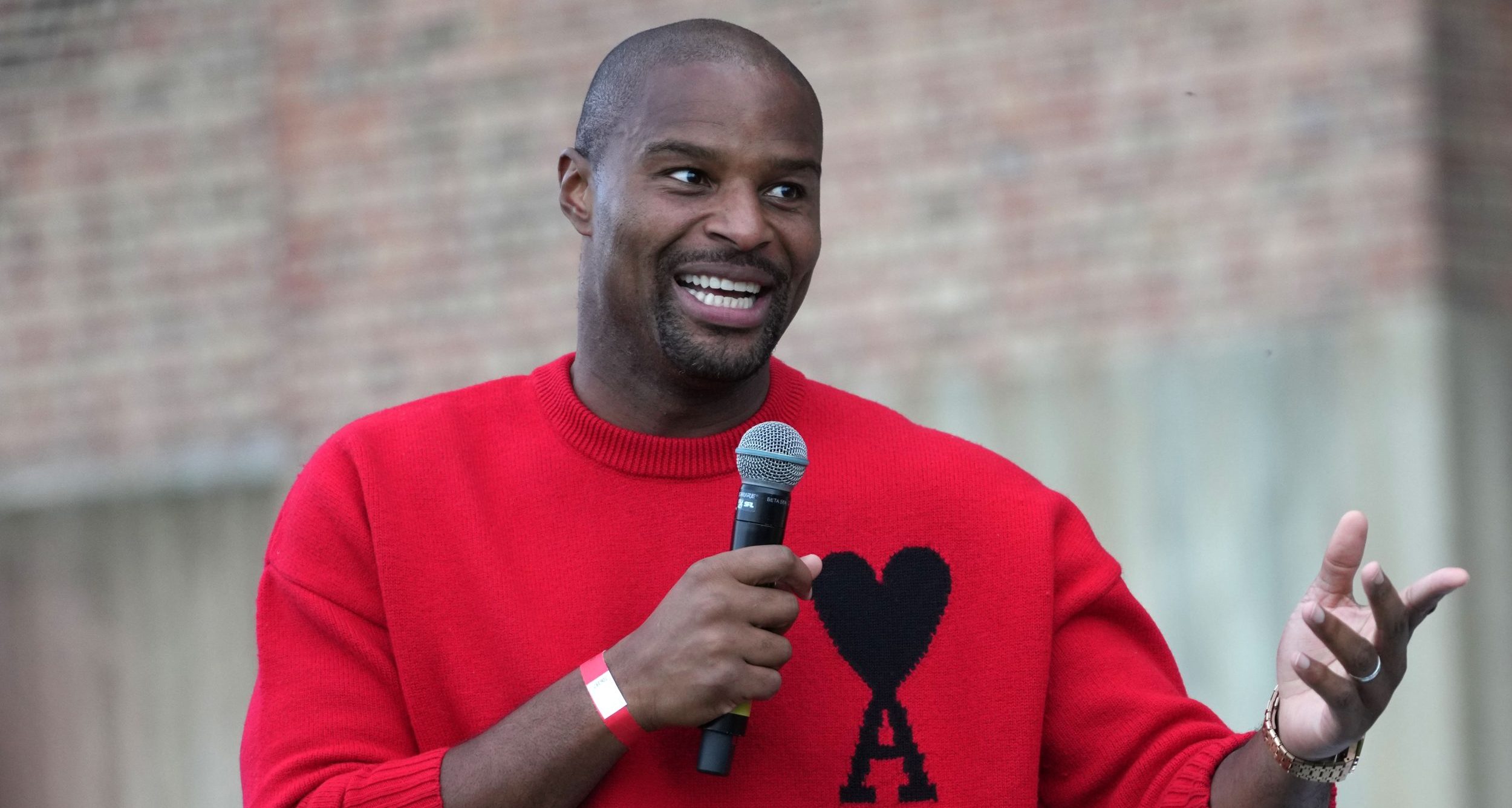 Osi Umenyiora returns to analyst gig after major health scare put him in coma