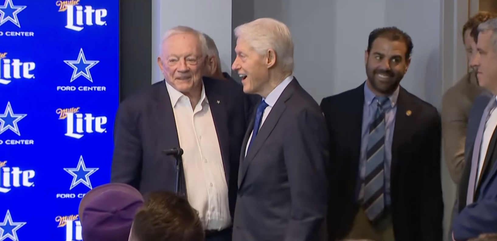 Jerry Jones stops press conference to greet Bill Clinton