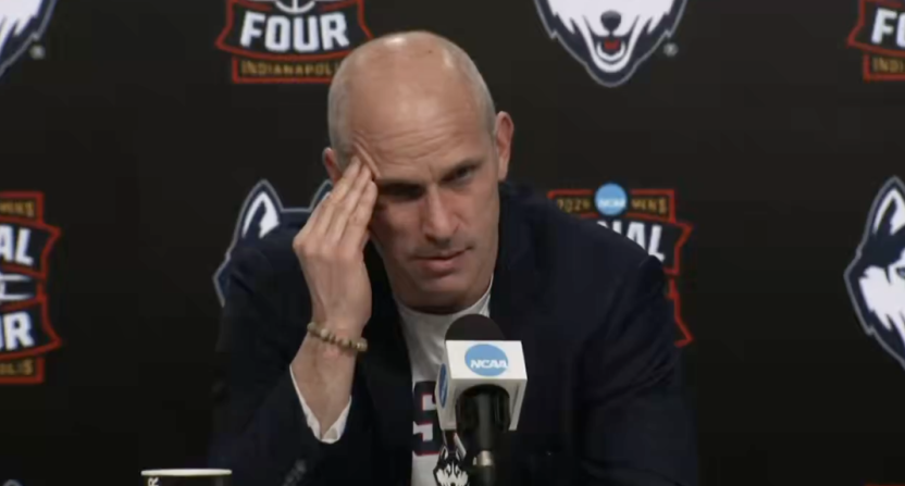 Dan Hurley shocks world by complimenting officials after National  Championship loss